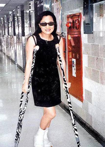 她与已婚男在一起18年才知真相,2婚又被当街殴打,后又患上淋巴病_比莉