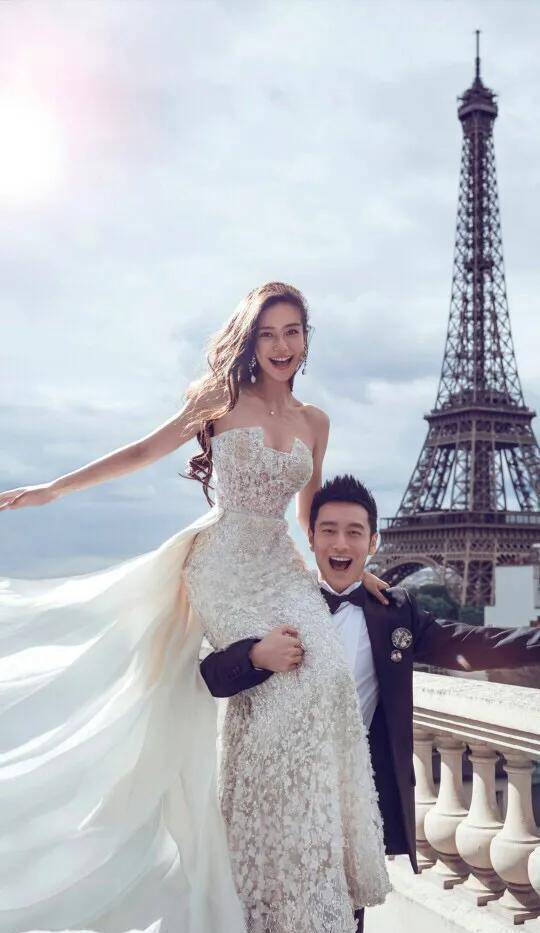 黄晓明和杨颖公开了两人关系,唱情歌,拥抱,亲吻额头,表演恩爱的甜指数