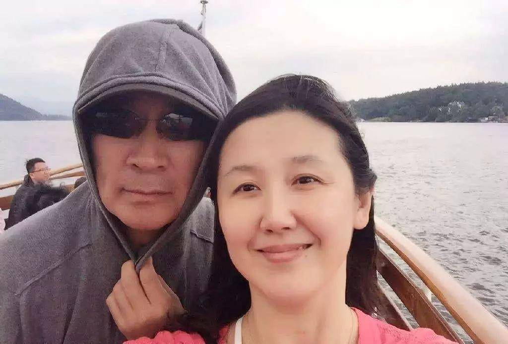 65岁老戏骨寇振海,容颜十分年轻,小21岁娇妻,比丈夫还显老_李婷