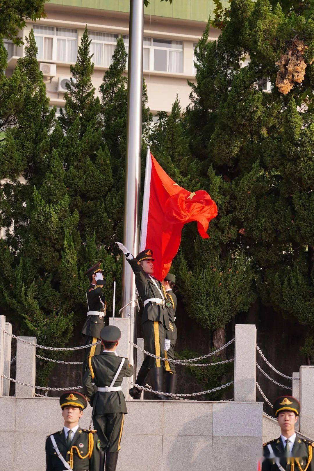 开幕词与代表宣誓升完国旗之后校领导致开幕词运动员代表裁判员