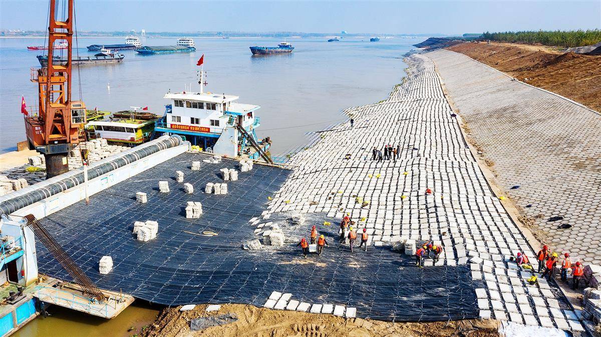 11月15日,嘉鱼簰洲湾堤新洲段正在进行水下预制砼铰链排施工.