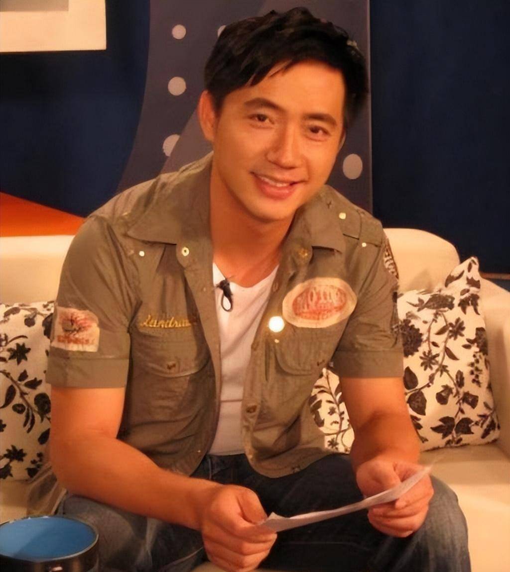 "康祈耀"彭新智:帅气决定不了幸福,贤妻才是男子最宝贵的财富_黄菲