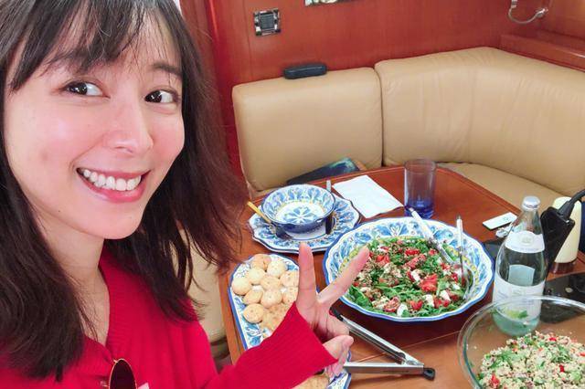 40岁的张静初发福了不少,人到中年难免发福,来学习保持好身材_运动