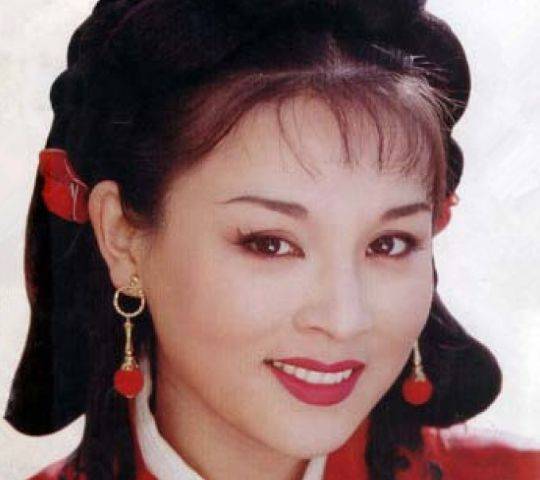这位女星就是赵明明,她是老一辈的演员,在《汉宫飞燕》剧中,赵明明