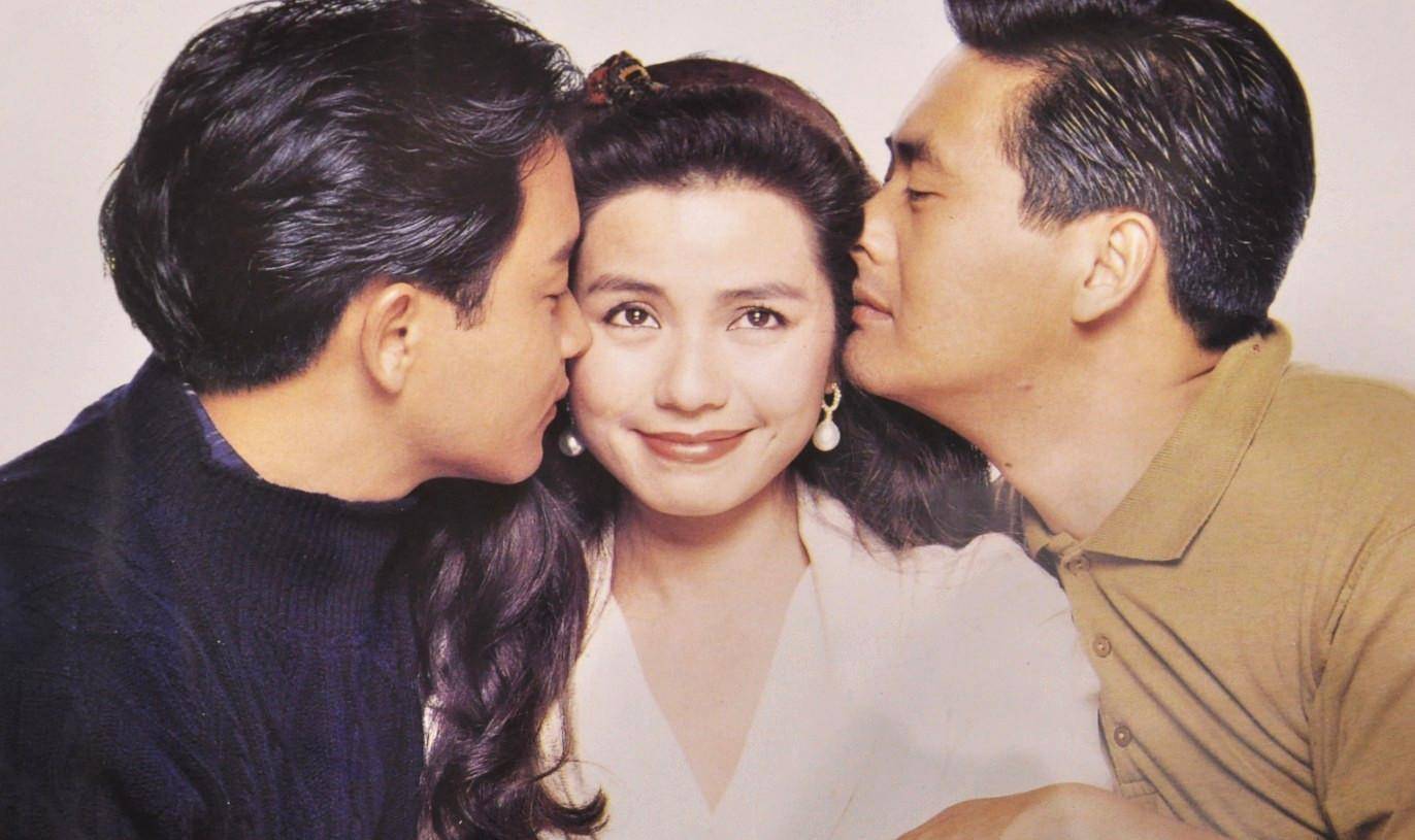 61岁钟楚红与蔡澜合照,招牌笑容迷人身材好,难忘老公独身至今_朱家鼎