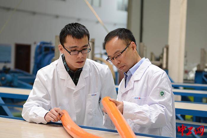 他带领团队为深水物探船装上"中国心"_阮福明_装备_勘探