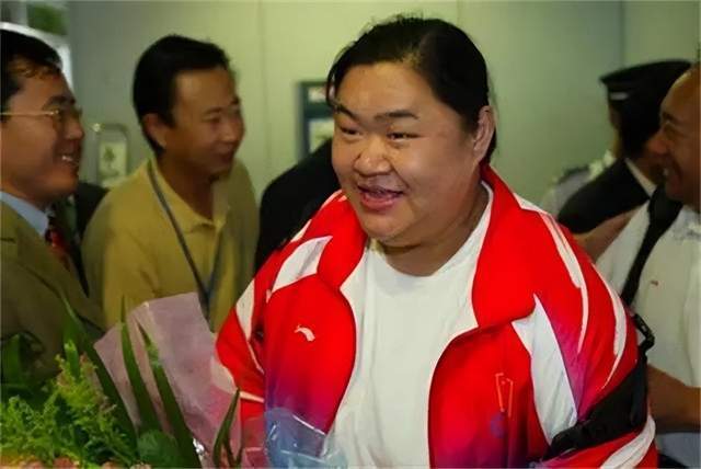 "举重冠军"唐功红:30岁退役,国家奖励4室2厅,老公长相帅气_张美兰