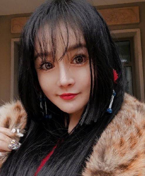 浓妆艳抹"铜铃眼"雷人,网友为其抱不平_审美_女人_邹市明