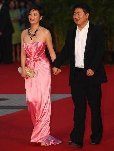 2010年,于冬和臧黎璐的分手官司打得如火如荼,于冬和袁立的绯闻传得