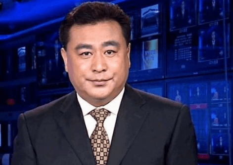 电视主持张宏民近况堪忧:独坐街头吃雪糕显落寞,年近60岁仍未婚_因为