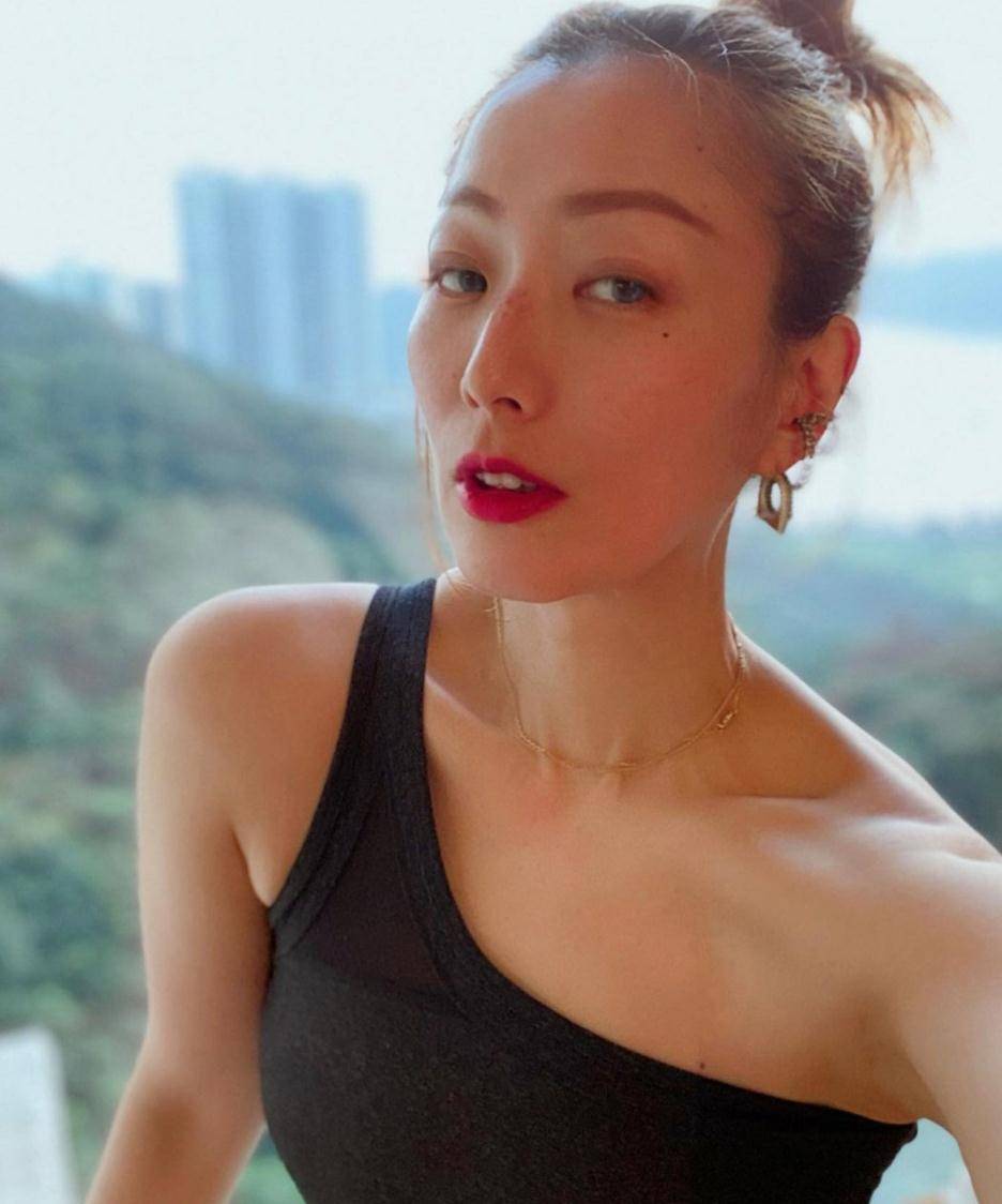 48岁郑秀文大变样,少女风,蕾丝裙,有点不敢认_一身_衬衣_口罩