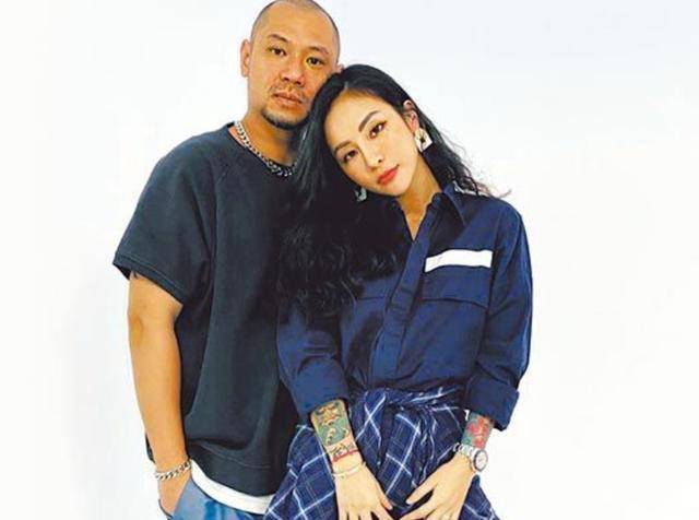 金刚与梁云菲的恋爱还是颇为高调的,两人时常公开放闪,大秀恩爱,更上