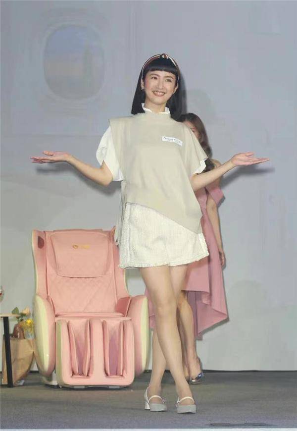 林依晨的工作量减少,也很少出现在大众视线当中,基本上是全身心回归到