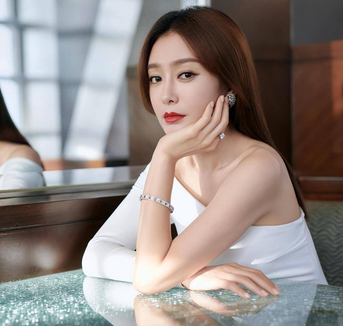 "吸渣体质"秦岚:情断黄晓明痴恋陆川,大谈子宫自由遭张嘉倪嫉妒