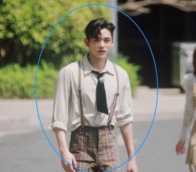 黄旭熙的身高和蔡徐坤差不多,又不像蔡徐坤那么瘦,又瘦又干,这也是