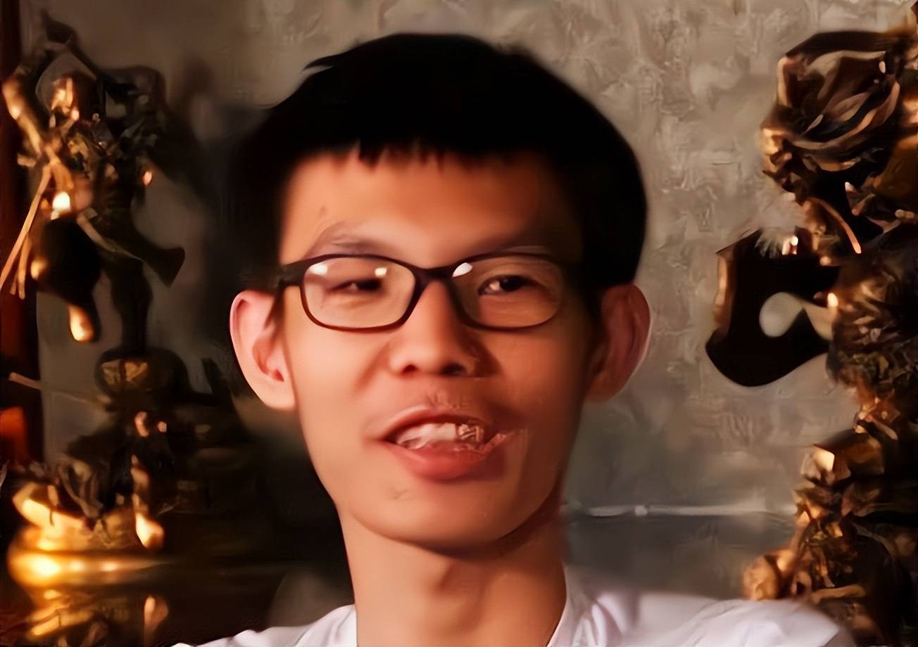 粉丝路上碰到张嘉文,路边抽烟打着电话,"屌丝气质"不是装的_热度_比赛