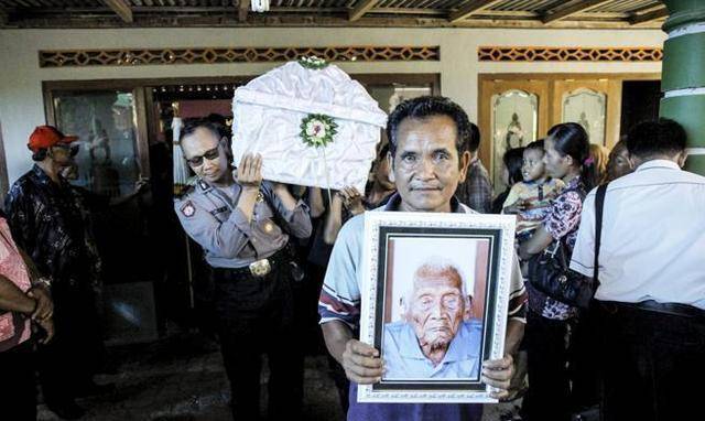 印尼146岁长寿老人自行绝食离世,老人:相对孤独,死亡不算什么_索迪