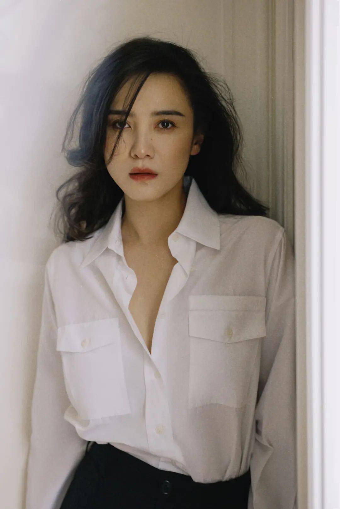 这么多年了,依旧能被她的性感拿捏_宋佳_魅力_关东