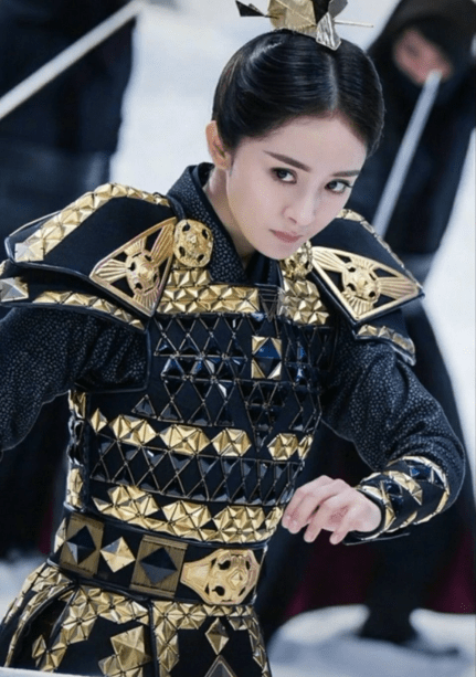 有种惊艳叫"扮将军",躲过唐嫣,避过杨幂,却败在迪丽热巴手上_军装