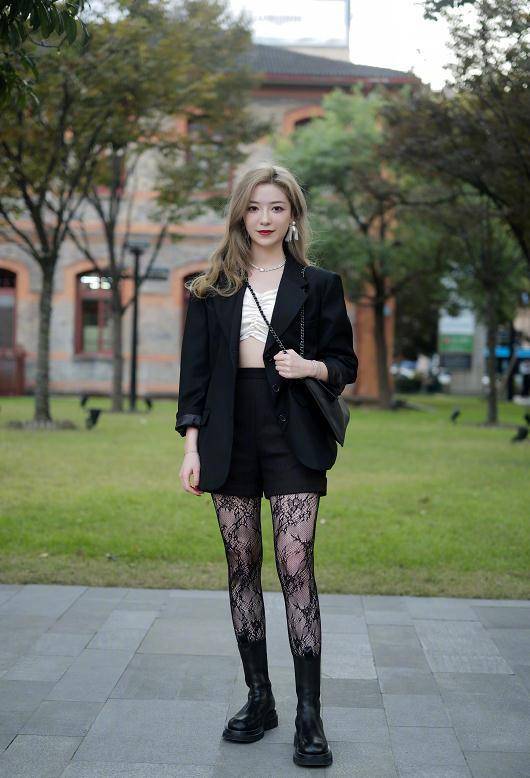 杭州女生颜值有点高,瞧她们的秀腿街拍,时髦又飒,美成风景