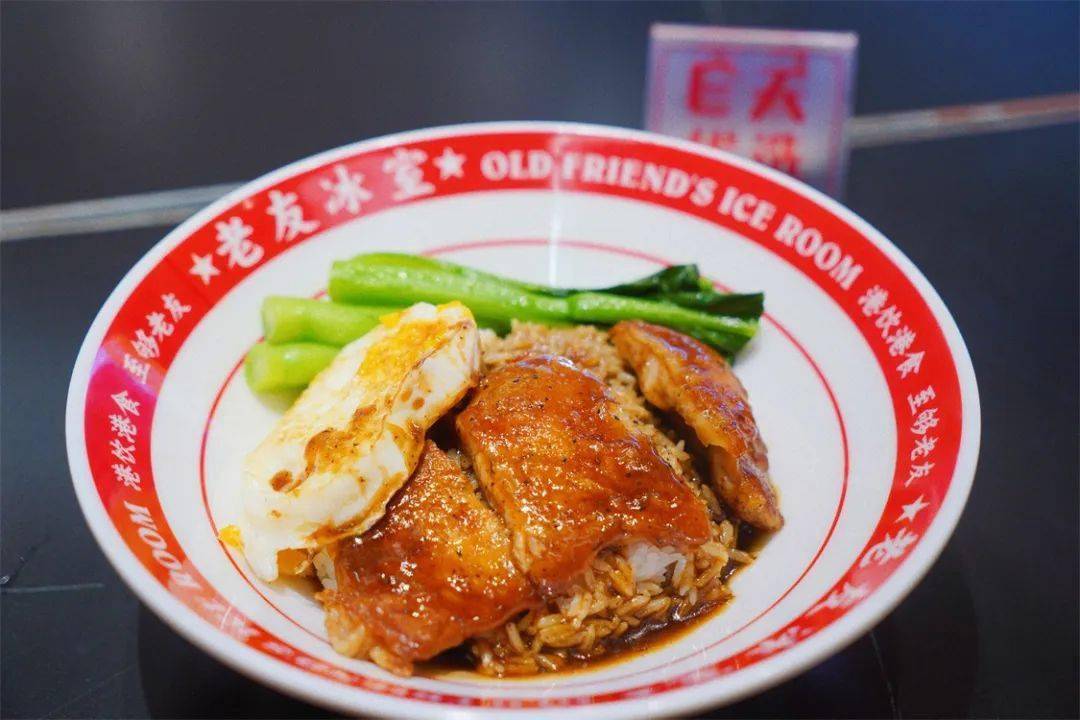 冰室里的菜品咋一看没什么繁琐的花样,主食卖起了西多士,碟头饭和各类