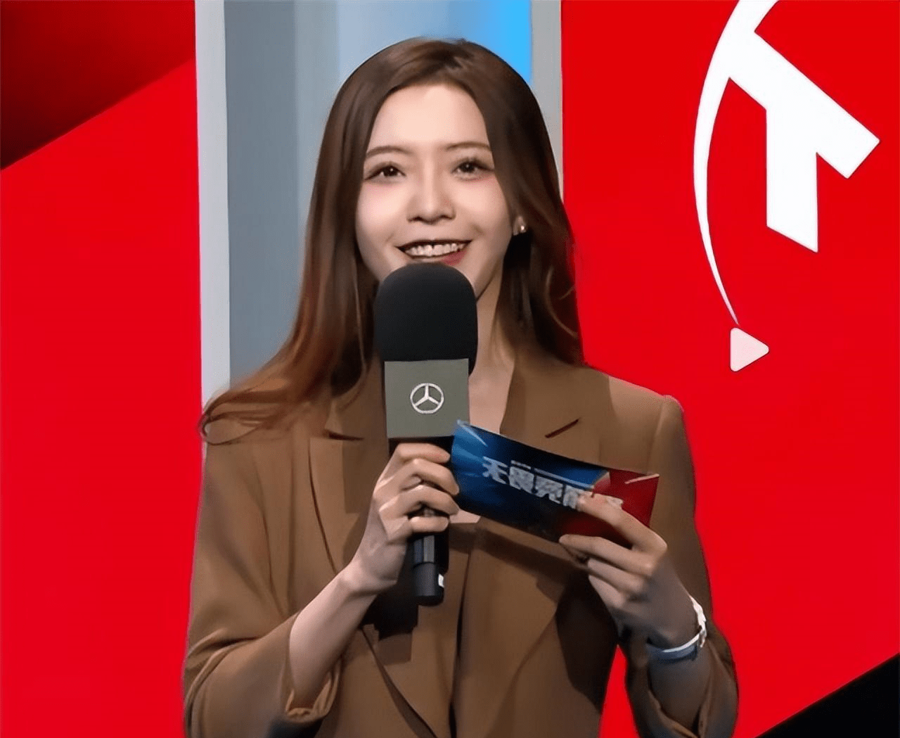 lpl女主持惹笑话:tes输余霜却恭喜他们赢?