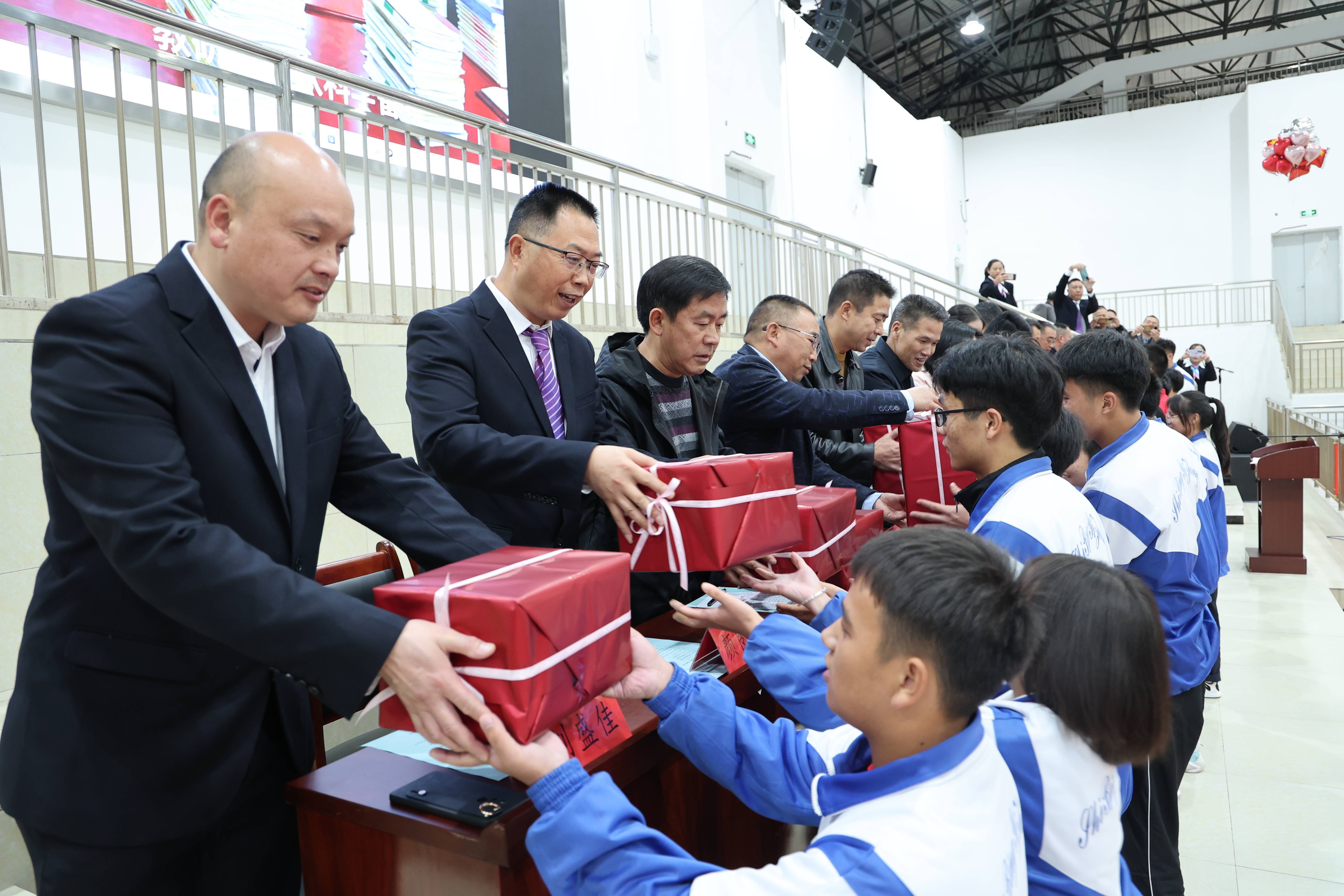 和衷共济战高考 踔厉奋进谱新篇——施秉一中举行2023届迎战高考200天