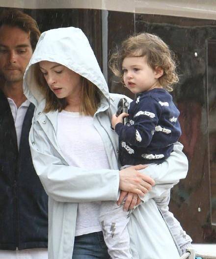 安妮海瑟薇怀二胎,大儿子从小美到大,头发渐长似翻版米娅公主_穿着