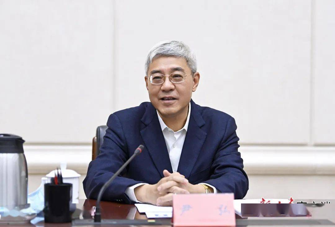 甘肃日报记者 高 樯11月18日上午,省委书记,省人大常委会主任尹弘主持