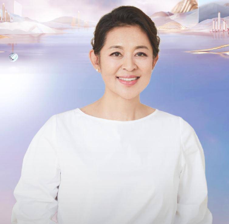 62岁倪萍减肥成功瘦出锥子脸,围巾价值上万,任性搭配花裤子_年纪_时候
