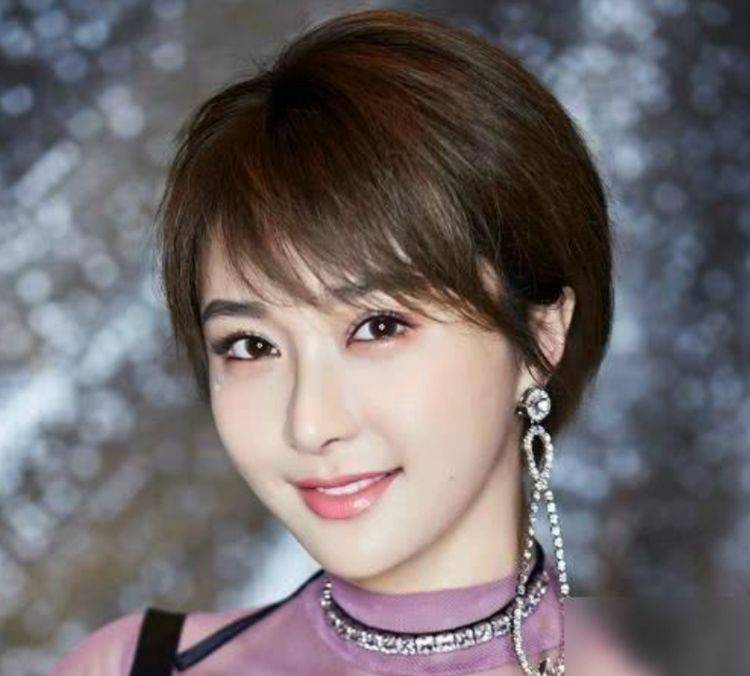 而大家也扒出来付瑞亭就是陈冰的丈夫,对于她这种瞒着老公来参加比赛