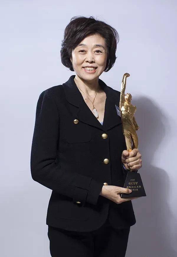 因为在那一年的世界杯夺冠中,孙晋芳不仅是中国女排的队长,更是获得了