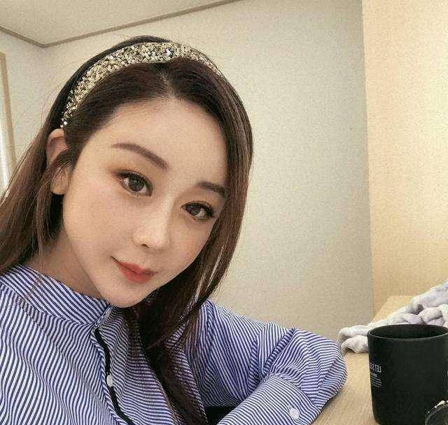 还没等自己苦恼完,没想到成员c又发短信向自己告白,咸素媛说:"三个人