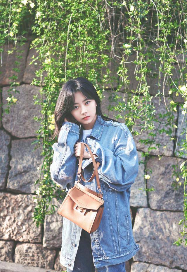 谭松韵春季时尚大片引领潮流!牛仔look清爽减龄,30岁美回大学生