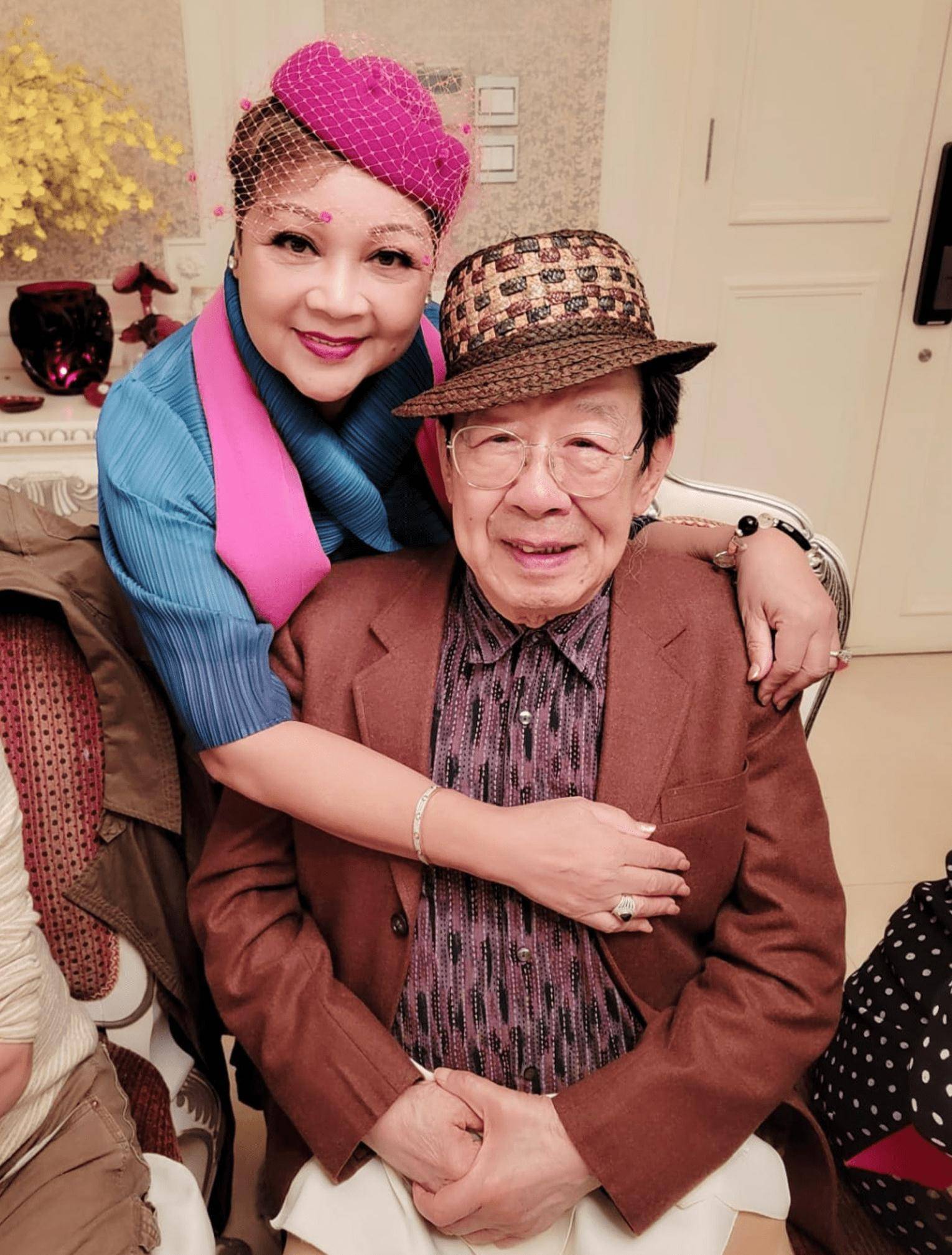 陈曼娜办派对庆祝70大寿89岁胡枫精心打扮出席活力十足成活宝