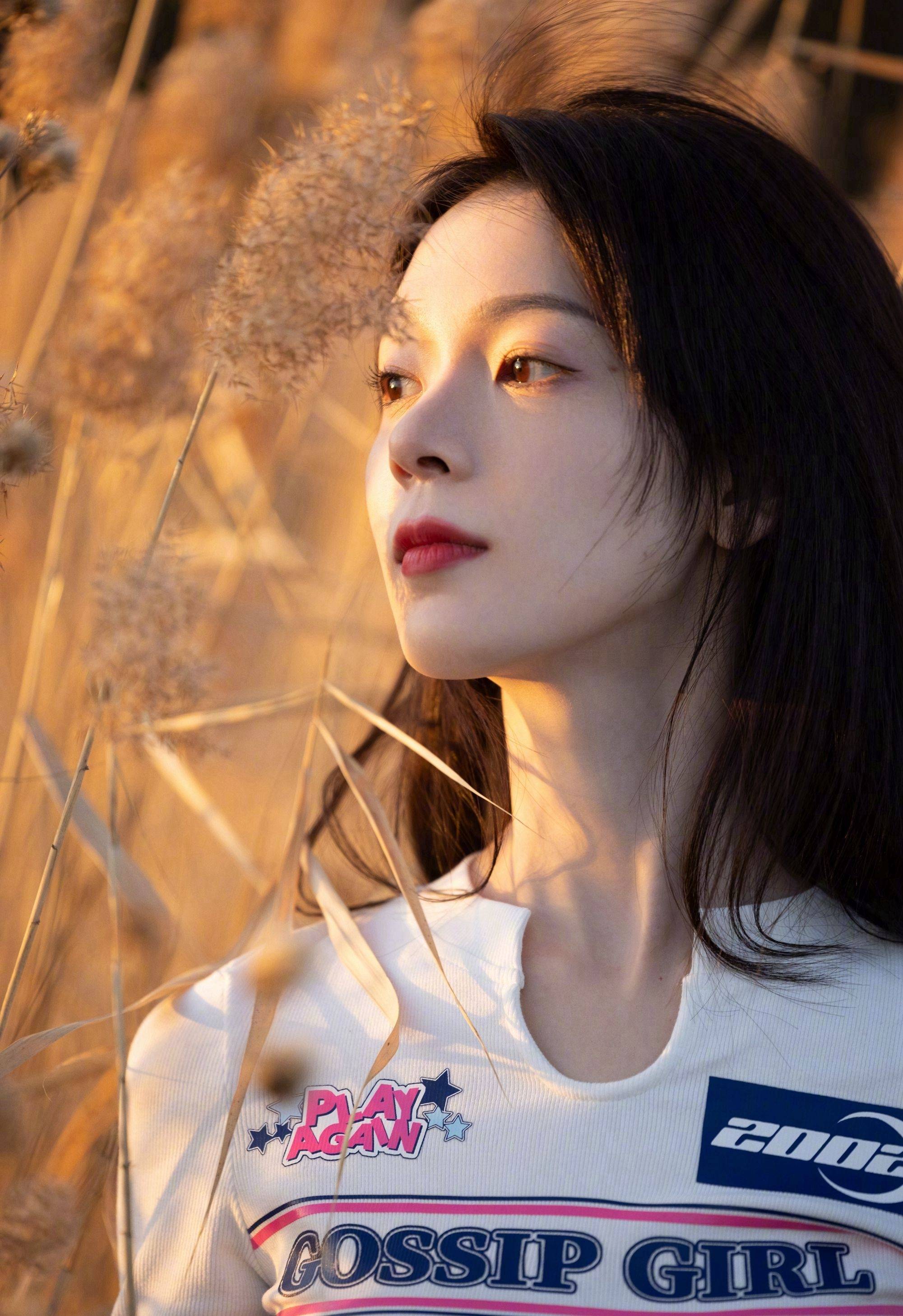 陈瑶披肩长发性感写真