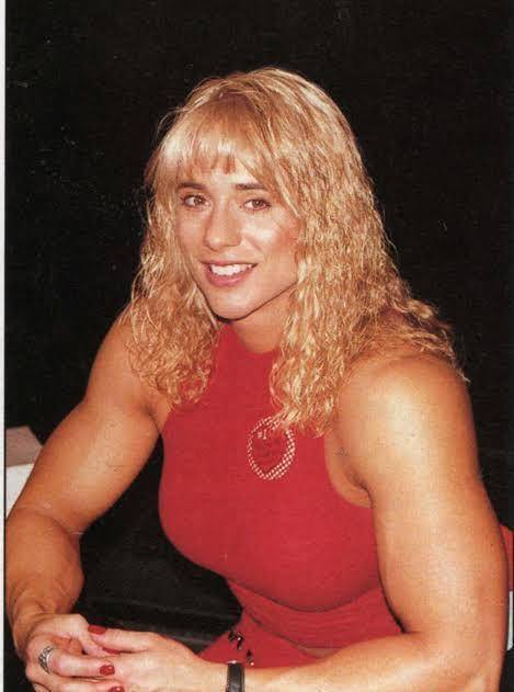 陨落的"健身女王"丹妮丝,越来越像男人,还长出了胡子_类固醇_健美