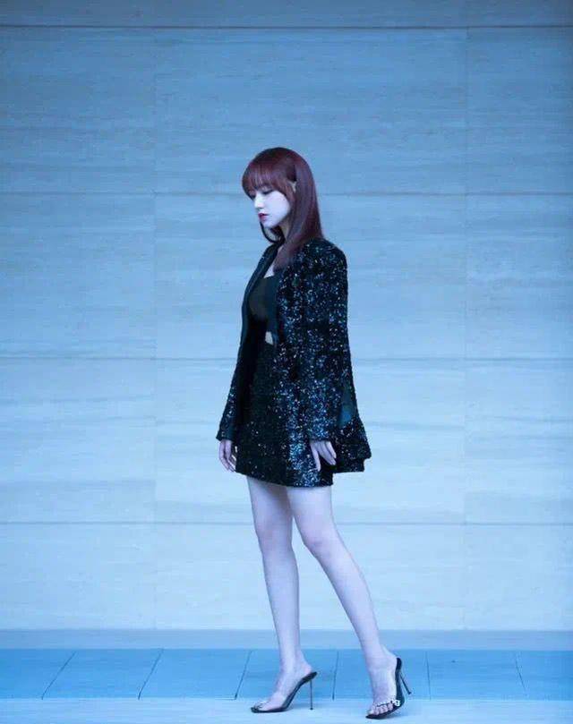 程潇意识到自己腿粗,穿旗袍还要再加层"网纱",生怕遮不住_黑色_感觉