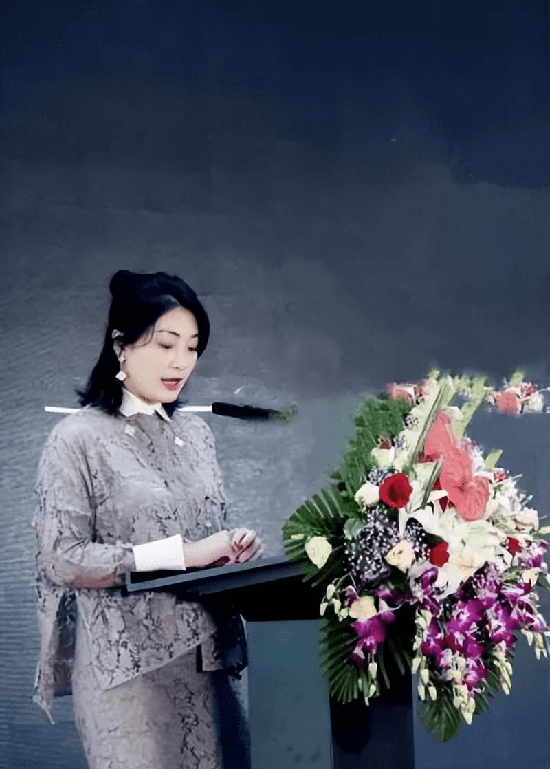 娃哈哈总裁宗馥莉才四十岁,发腮越来越严重,身材壮实不像单身_因为