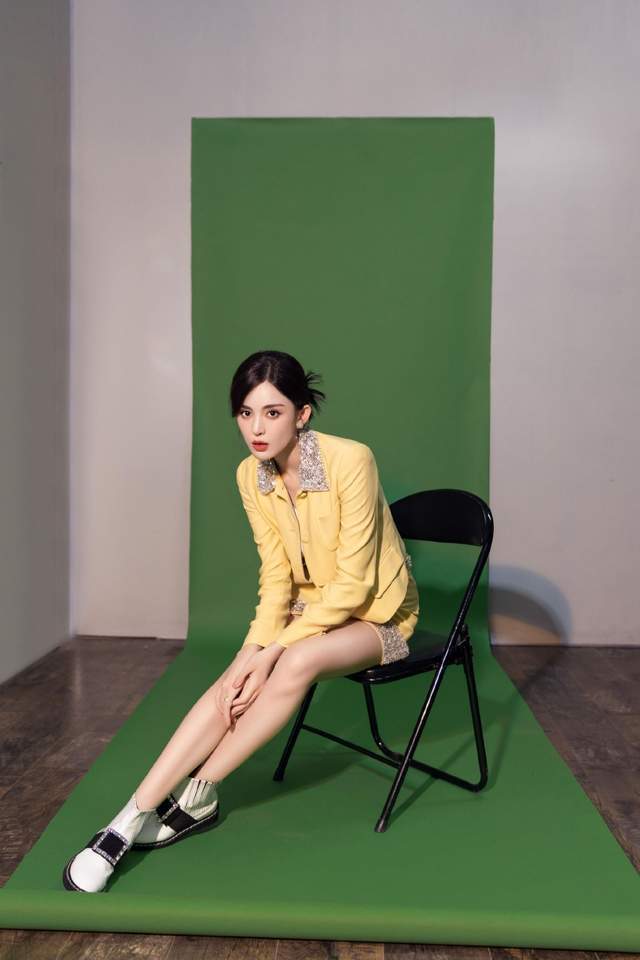 古力娜扎黄色西装短裙,手持鲜花贵气十足,网友热议不断_包括_张翰