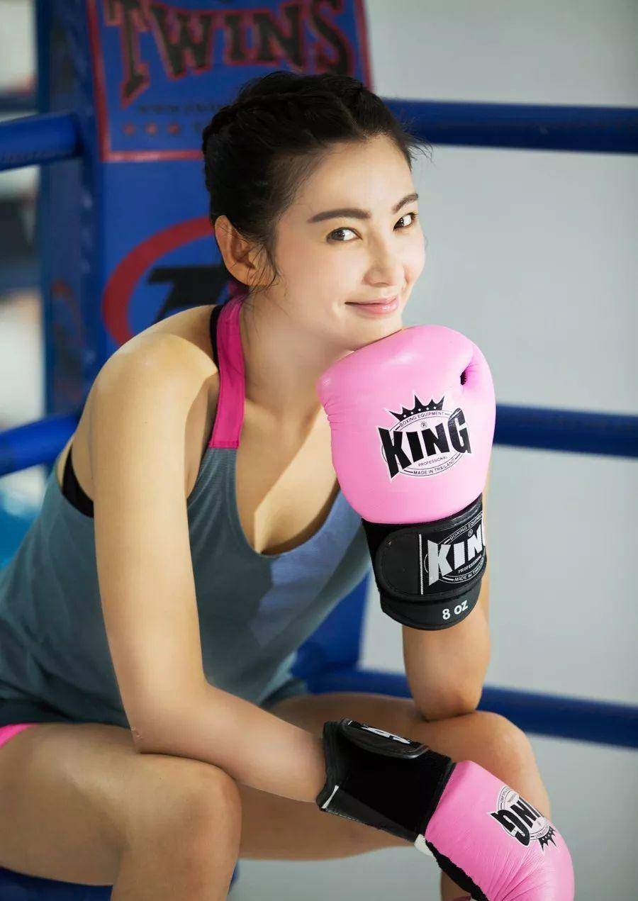 张雨绮李柄熹,当街手牵手毫不避讳,男方虽小八岁,但很有男友力_名小