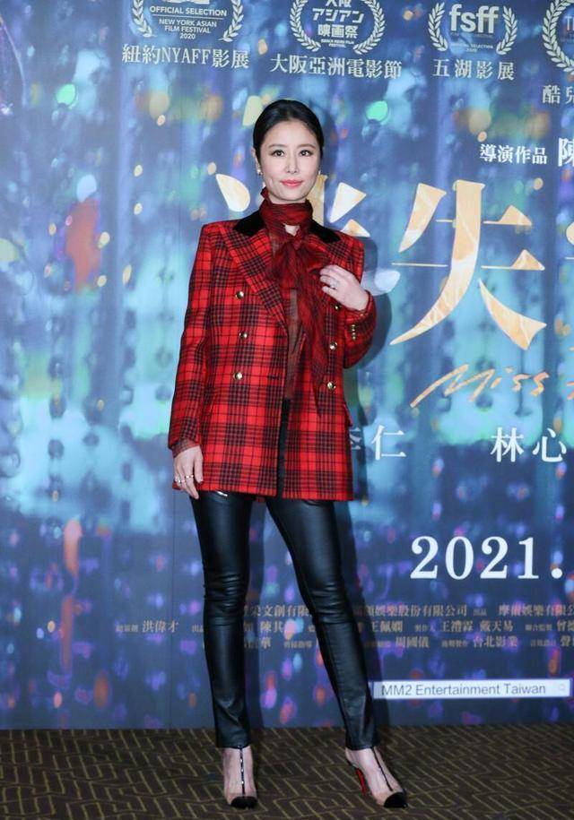 当妈后的林心如更美了,穿黑色长裙优雅大方,头戴皇冠宛若公主_气质