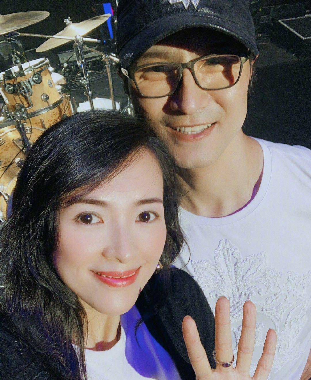 之前孟佳就因为自己新专辑封面涉嫌抄袭的时候,引发了全网的关注.