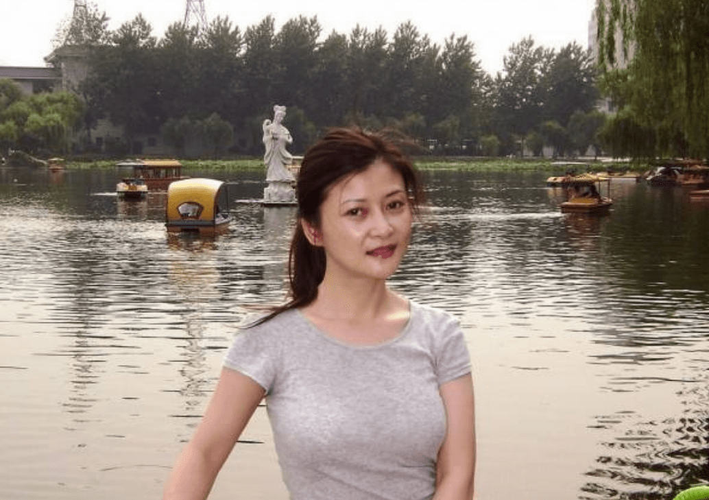 歌手朱晓琳:走红背后有艰辛,15岁爆红,21岁隐退,53岁仍未婚_音乐