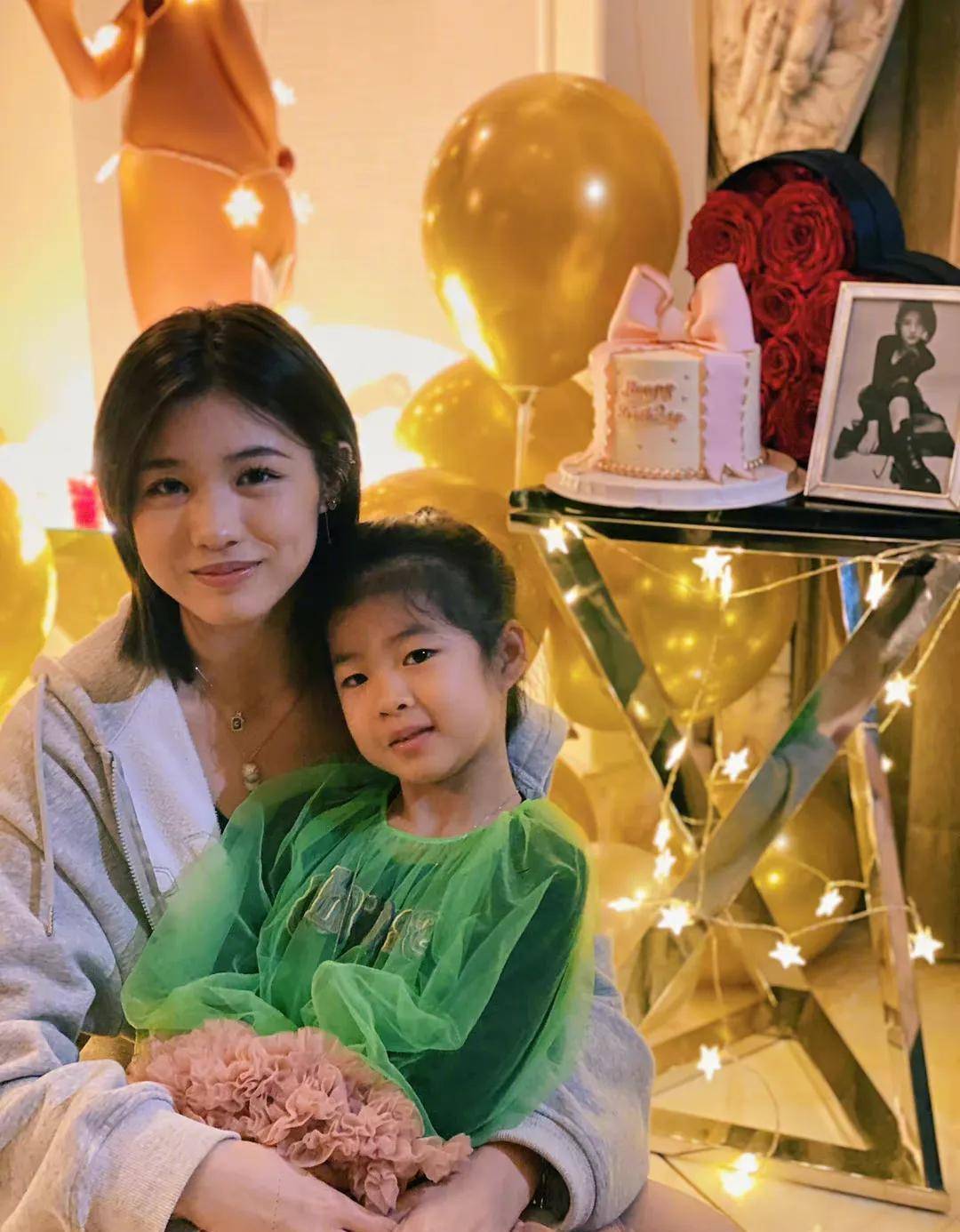 章子怡晒照为大女儿庆生,16岁小苹果亭亭玉立,妆容精致红唇抢镜_汪峰