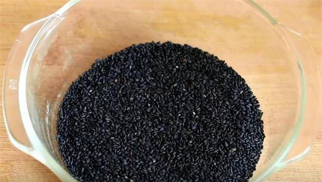 黑芝麻的新鲜做法,加点面粉,筷子一搅,一顿吃上5个才解馋_营养_面团
