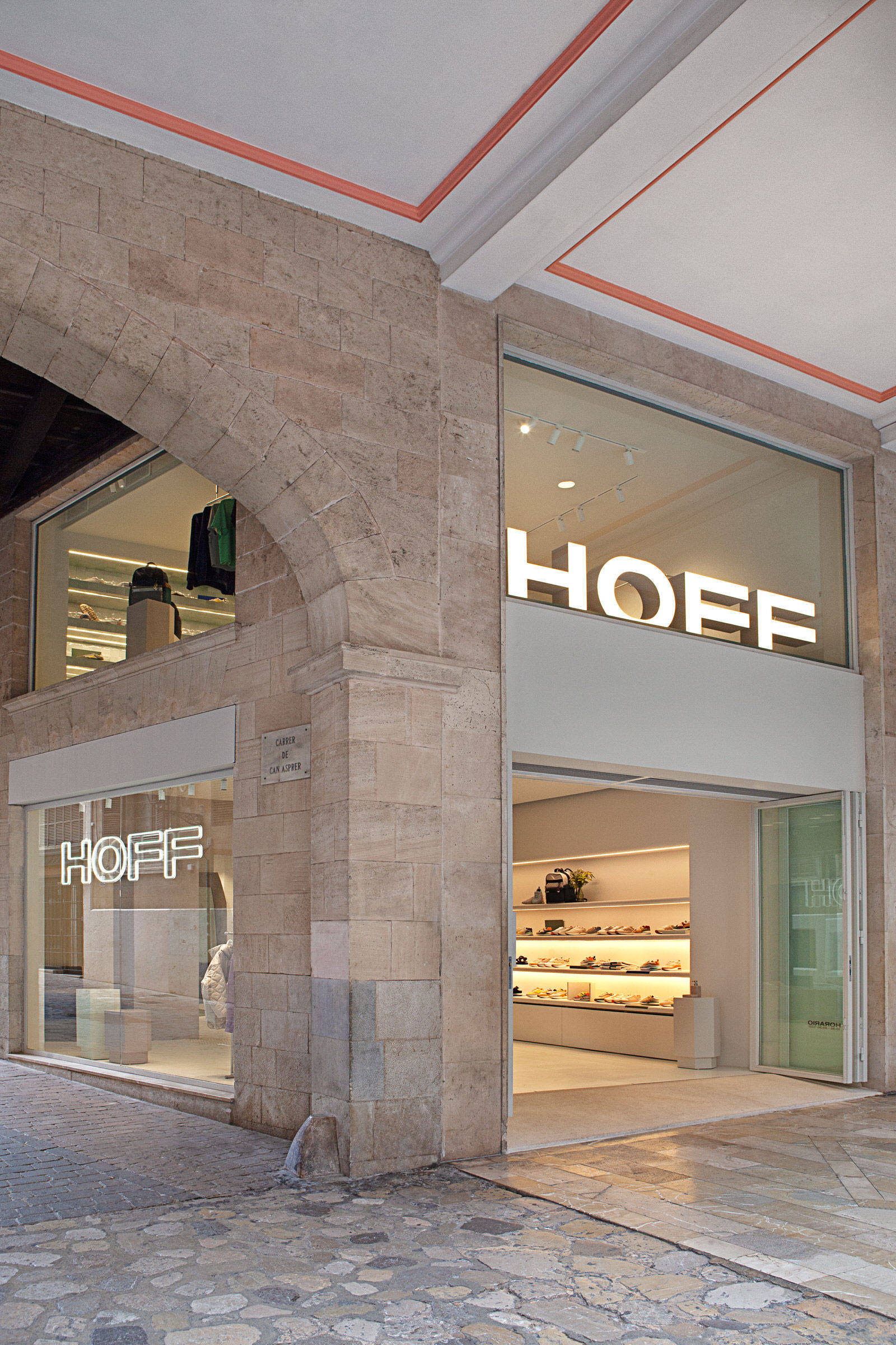 the street the store is distinguishable thanks to a sandstone