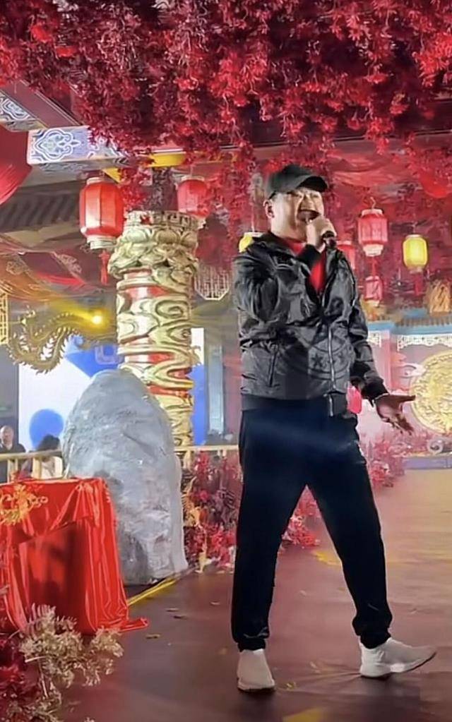 58岁歌手谢东舞台献唱,衣服勒紧发福明显,自曝出场费五六十块_活动