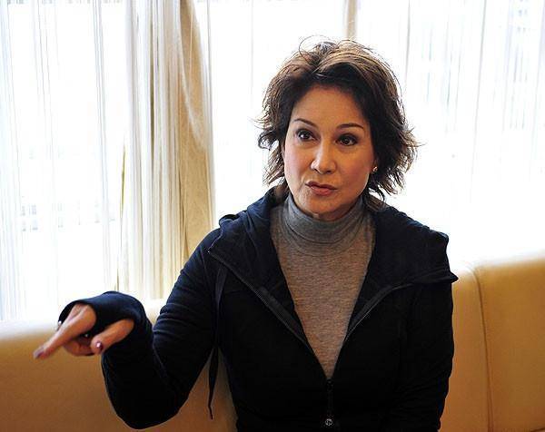 一代歌后甄妮63岁近况用亡夫冷冻精子产女如今两母女相依为命_林子祥