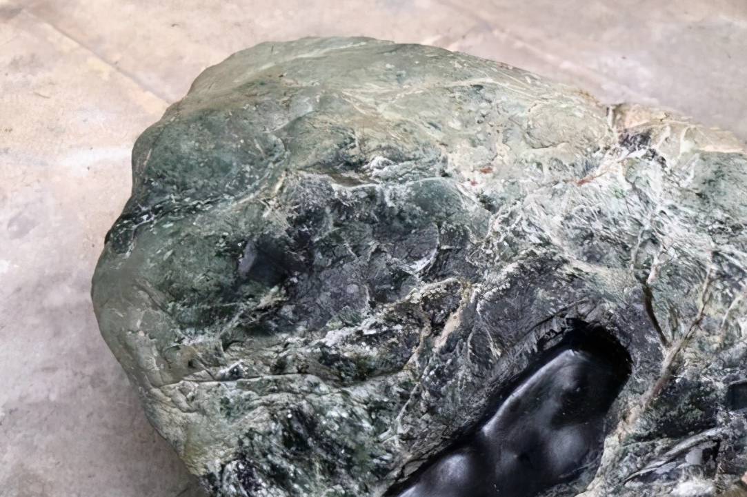 罕见14公斤翡翠原石,黑皮壳下藏匿的竟是万中无一的墨翠!